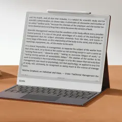 Une tablette BOOX Max avec clavier, affichant un texte sur la gestion.