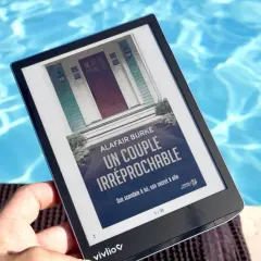 Une liseuse e-ink affiche "Un couple irréprochable" au bord d'une piscine.