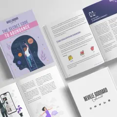 Un livre InDesign sur le code secret de l'abondance de Neville Goddard. Une femme grimpe une échelle vers la tête d'une silhouette.