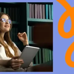 Jeune femme aux écouteurs, tablette en main, dans une bibliothèque. Elle semble se détendre, peut-être pour enregistrer un livre audio.
