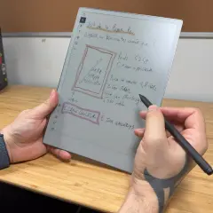 Test de la Paper Pro : une liseuse ou un bloc-notes numérique ? Sa taille remarquable 2 et ses caractéristiques techniques sont détaillées.