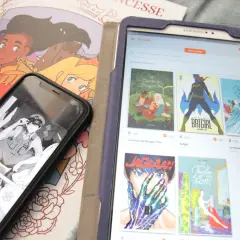 Un smartphone et une tablette affichent des bandes dessinées, avec une couverture de livre de princesses en arrière-plan. Les avis izneo sont visibles sur la tablette.