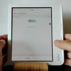 Une liseuse Kobo affiche Google. Ce mode d'emploi montre l'interface web.