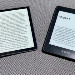 Deux liseuses Kindle affichent des livres. L'une montre un texte en anglais, l'autre un chapitre. Idéal pour la conversion epub azw3.