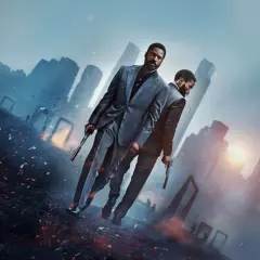 Deux hommes en costume, armés, se tiennent dans une ville en ruines. Une scène digne du meilleur livre thriller suspense.