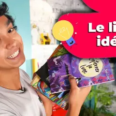 Un jeune homme souriant tient plusieurs livres, dont un avec une couverture violette représentant la lune. Le **style de livre** est varié, invitant à la découverte.