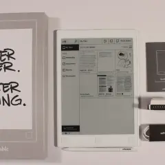 La liseuse reMarkable, son stylet, son câble USB et son guide de démarrage rapide. L'emballage affiche "Better Paper. Better Thinking.