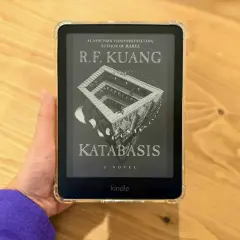 Main d'une personne tenant un Kindle Paperwhite affichant la couverture du livre "Katabasis" de R.F. Kuang.