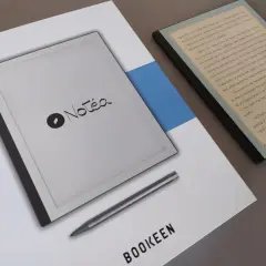 Le Bookeen Notea, une liseuse élégante, est posée à côté de son stylet.