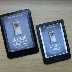 Deux liseuses affichent la couverture du **format ebook** "La Femme de ménage" de Freida McFadden, un thriller captivant.