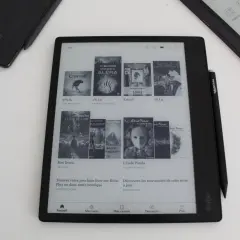 Test du Kobo Elipsa 2E : l'écran affiche des livres, dont "Cthulhu" et "1984", avec des informations de lecture.
