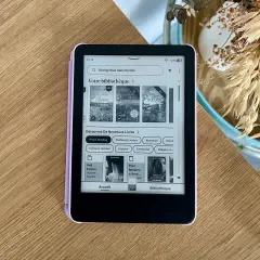 Liseuse Kindle affichant des livres en format epub, dont "La Sœur de l'Ombre" et "Les Sept Sœurs".