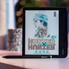 Une liseuse Kobo affiche la couverture du manga Hunter x Hunter. Un stylet est posé devant.