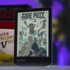 L'écran HD couleur du vivlio light affiche la couverture colorée de One Piece.