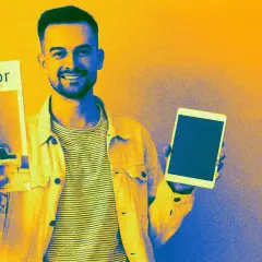 Un homme souriant présente un catalogue issuu sur l'intérieur et une tablette.