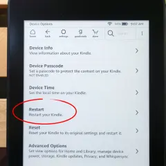 Écran de veille du Kindle bloqué. L'option "Redémarrer" est sélectionnée pour résoudre le problème.