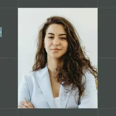 Une femme souriante en veste bleue, entourée d'icônes, prête à lancer sa plateforme ebook.