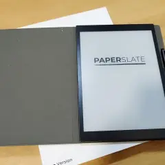 Le **Sony DPT-RP1** PaperSlate, avec son stylet, est prêt pour vos notes.