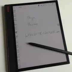L'Onyx Boox Note Air 3C affiche une page de notes avec "Onyx Review" et "WORLD-OF-EREADER.COM" écrits à la main.