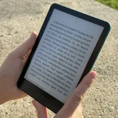 Une personne lit un livre sur une liseuse Kindle. Apprenez comment prêter un livre Kindle à un ami.