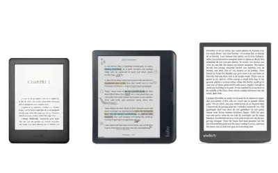 Trois liseuses affichant des livres numériques, dont une Kindle et une Kobo. Ces appareils sont parfaits pour lire des livres dans tous les formats.