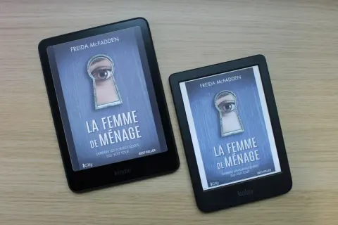 Deux liseuses affichent la couverture du **format ebook** "La Femme de ménage" de Freida McFadden, un thriller captivant.