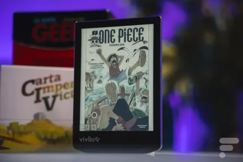 L'écran HD couleur du vivlio light affiche la couverture colorée de One Piece.