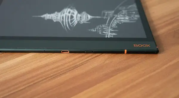 Le Boox Nova 3, une liseuse électronique avec un dessin architectural complexe sur son écran, posée sur une surface en bois.