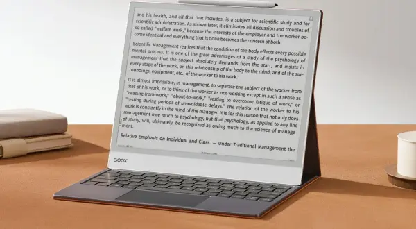 Une tablette BOOX Max avec clavier, affichant un texte sur la gestion.