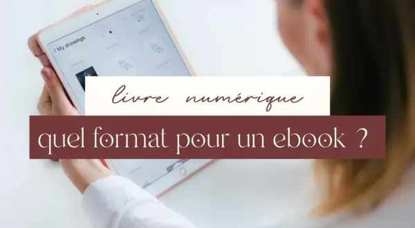 Une personne tient une tablette affichant des dessins, avec le texte "livre numérique quel format pour un ebook ?" superposé.