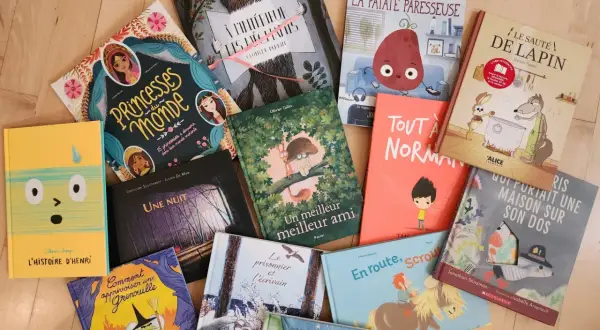 Une pile de livres pour enfants, des albums jeunesse incontournables aux illustrations colorées et variées.