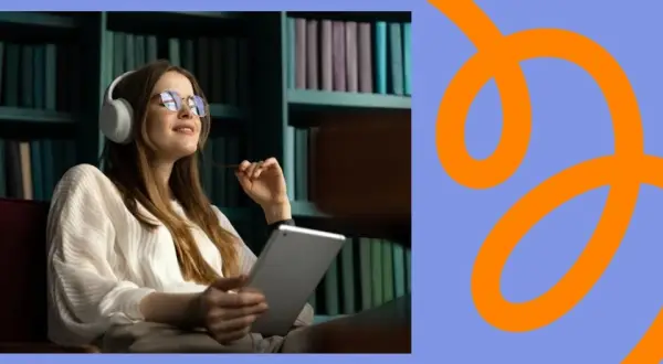 Jeune femme aux écouteurs, tablette en main, dans une bibliothèque. Elle semble se détendre, peut-être pour enregistrer un livre audio.