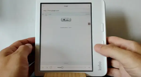 Une liseuse Kobo affiche Google. Ce mode d'emploi montre l'interface web.