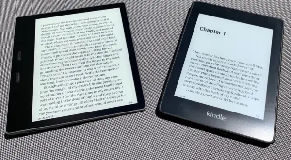 Deux liseuses Kindle affichent des livres. L'une montre un texte en anglais, l'autre un chapitre. Idéal pour la conversion epub azw3.