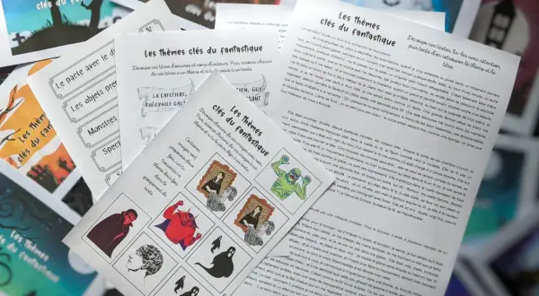 Des cartes thématiques sur le genre fantastique, avec des illustrations de monstres, de vampires et de fantômes.