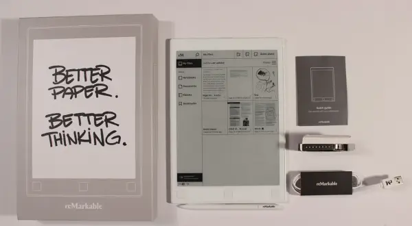 La liseuse reMarkable, son stylet, son câble USB et son guide de démarrage rapide. L'emballage affiche "Better Paper. Better Thinking.