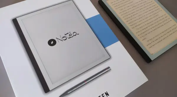 Le Bookeen Notea, une liseuse élégante, est posée à côté de son stylet.