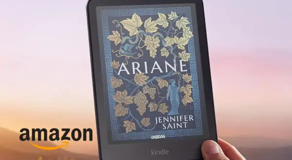 Un Kindle affiche la couverture du livre "Ariane" de Jennifer Saint. Un bon prix livre Kindle pour découvrir cette histoire.