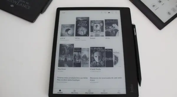 Test du Kobo Elipsa 2E : l'écran affiche des livres, dont "Cthulhu" et "1984", avec des informations de lecture.