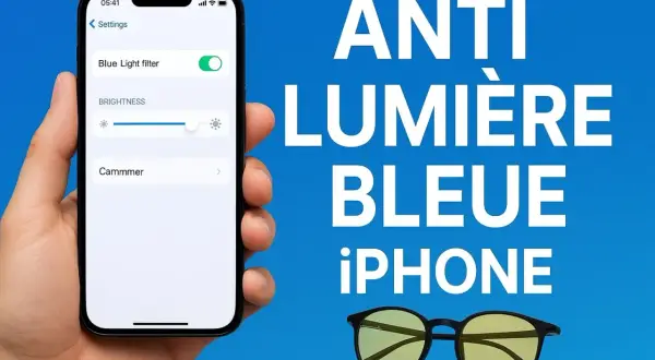 Une main tient un iPhone affichant le filtre anti lumière bleue activé. Des lunettes jaunes sont posées à côté.