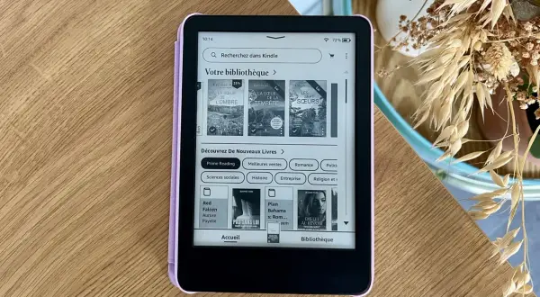 Liseuse Kindle affichant des livres en format epub, dont "La Sœur de l'Ombre" et "Les Sept Sœurs".