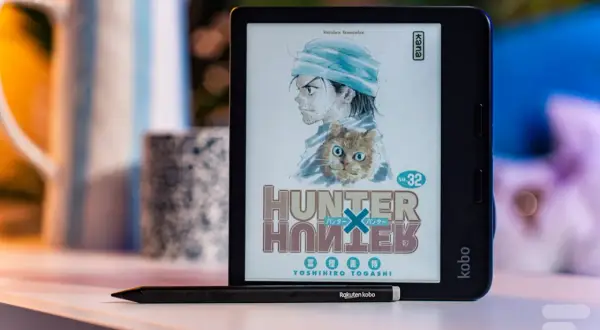 Une liseuse Kobo affiche la couverture du manga Hunter x Hunter. Un stylet est posé devant.