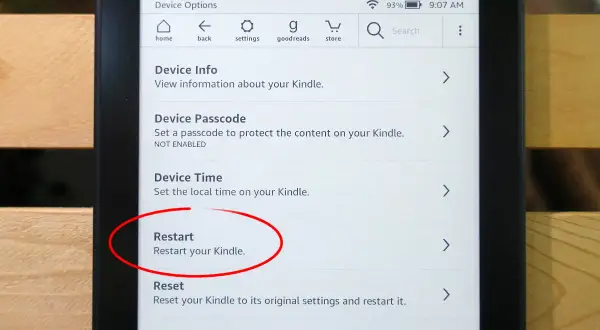 Écran de veille du Kindle bloqué. L'option "Redémarrer" est sélectionnée pour résoudre le problème.