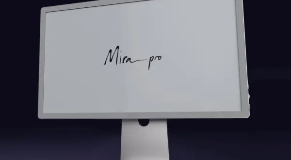 Écran BOOX Mira Pro avec inscription manuscrite "Mira pro".