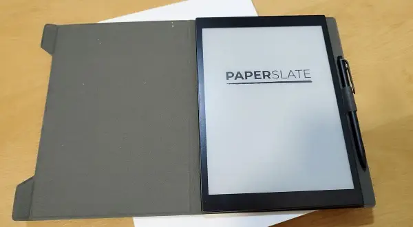 Le **Sony DPT-RP1** PaperSlate, avec son stylet, est prêt pour vos notes.
