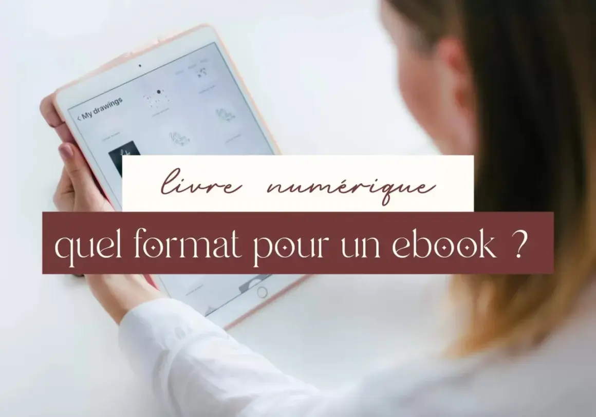 Une personne tient une tablette affichant des dessins, avec le texte "livre numérique quel format pour un ebook ?" superposé.