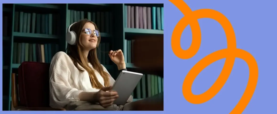 Jeune femme aux écouteurs, tablette en main, dans une bibliothèque. Elle semble se détendre, peut-être pour enregistrer un livre audio.