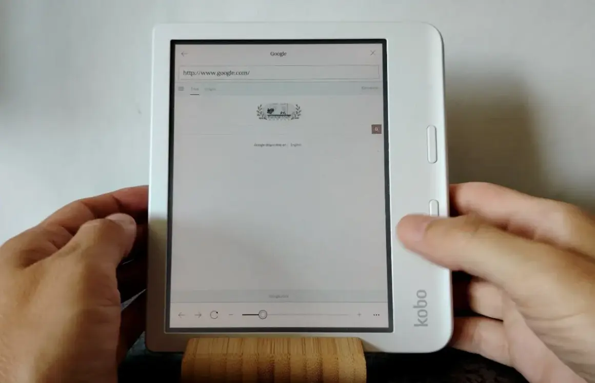 Une liseuse Kobo affiche Google. Ce mode d'emploi montre l'interface web.