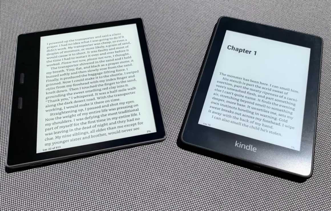 Deux liseuses Kindle affichent des livres. L'une montre un texte en anglais, l'autre un chapitre. Idéal pour la conversion epub azw3.
