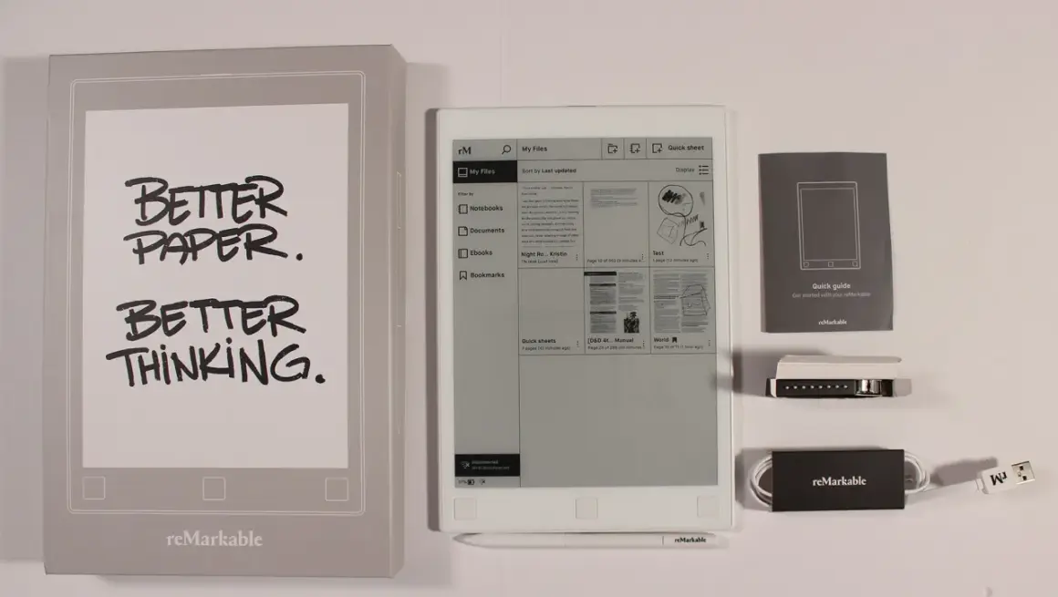 La liseuse reMarkable, son stylet, son câble USB et son guide de démarrage rapide. L'emballage affiche "Better Paper. Better Thinking.
